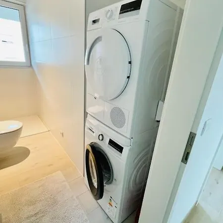 Brand New 1 Bedroom In Center W Terrace - 4a *